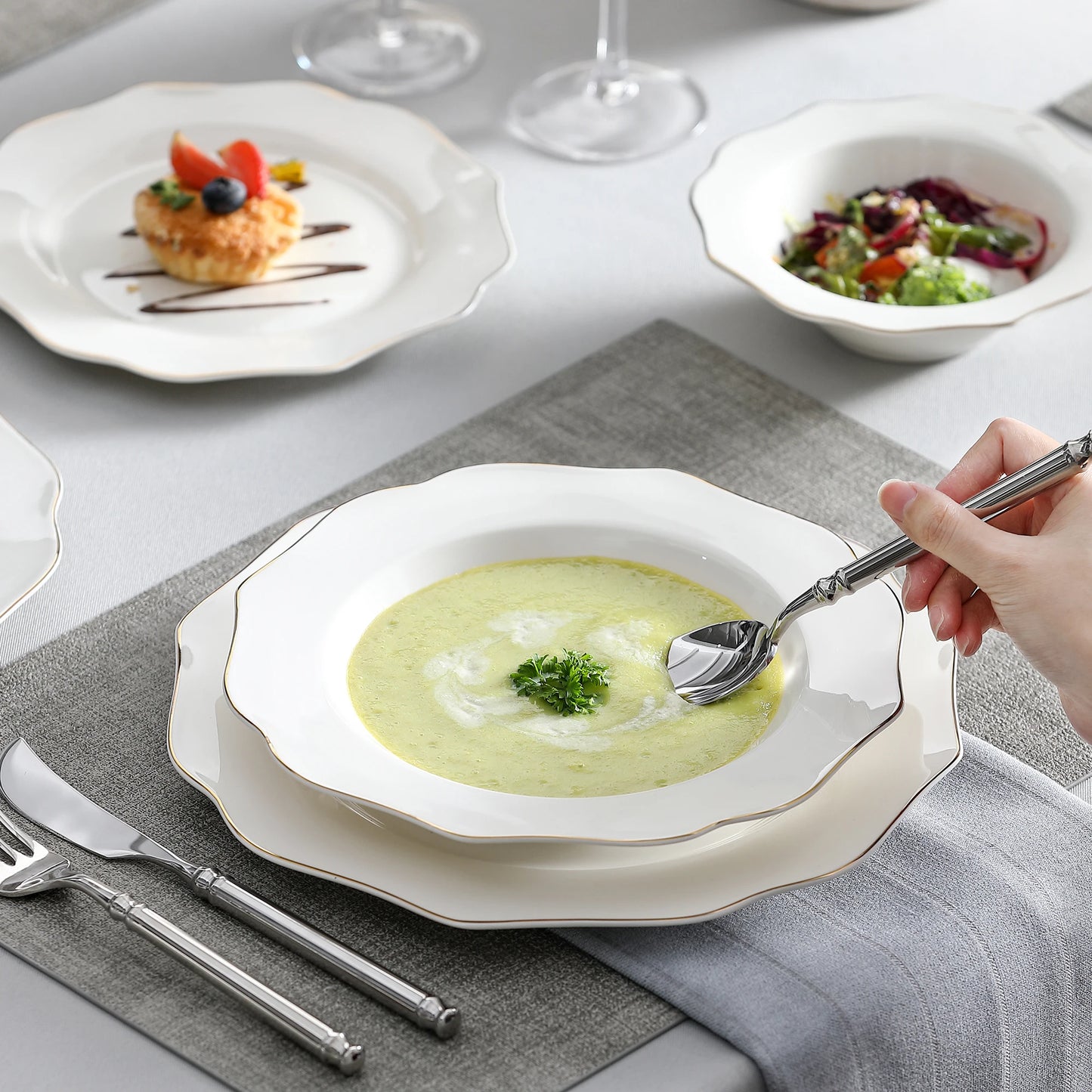 MALACASA 16/32-Piece White Porcelain Dinnerware Set with Gold Rim – Nordic European Tableware Set with Dinner Plates, Dessert Plates & Bowls for 4 or 8